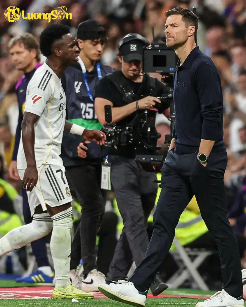 Vinicius đang gây náo loạn Real Madrid bởi hàng loạt hành động bộc phát của mình