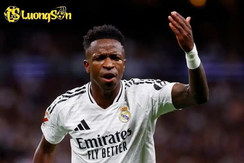 Vinicius vẫn được HLV Xabi Alonso bảo vệ